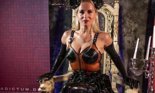 domina-fetish-zarin-im-schwarzwald